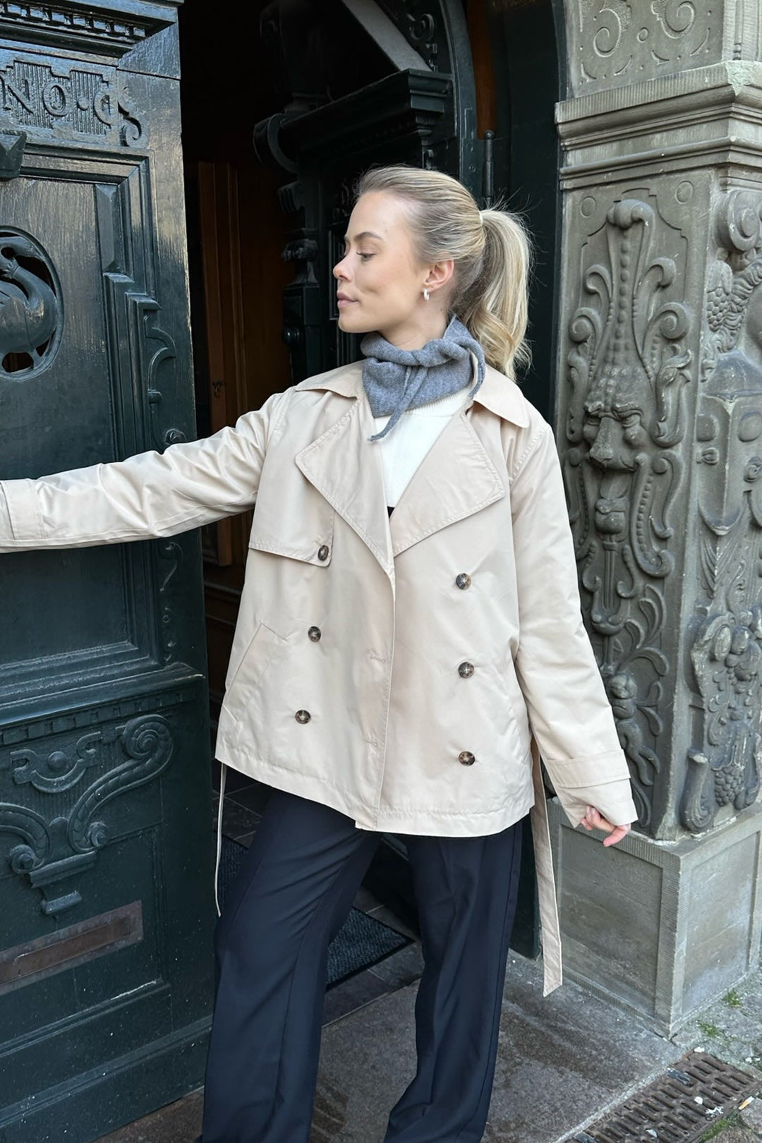 Vera | Double-Breasted Short Trench Coat for Spring